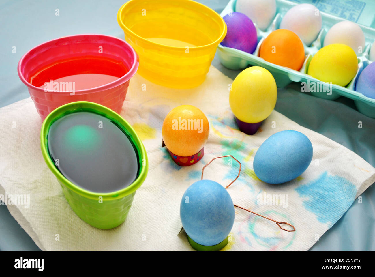 La coloration des oeufs de Pâques en désordre Banque D'Images
