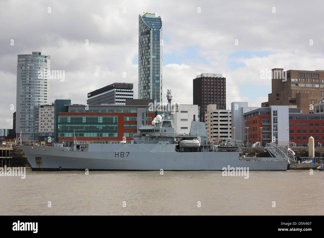 Liverpool, Royaume-Uni. 5 avril 2013. La Royal Navy HMS Echo accosté au terminal. Sept navires sont amarrés à Liverpool cruise terminal pour le week-end à la ville. La flotte est de visiter Liverpool après une formation intensive de deux semaines au large de Zeebrugge en Belgique avant que le groupe se joint à plus de deux douzaines de navires, aéronefs et 40 hommes de partout dans le monde pour un grand 11 jours d'exercice multi-national 'Joint Warrior'. Crédit : Christopher Middleton / Alamy Live News Banque D'Images