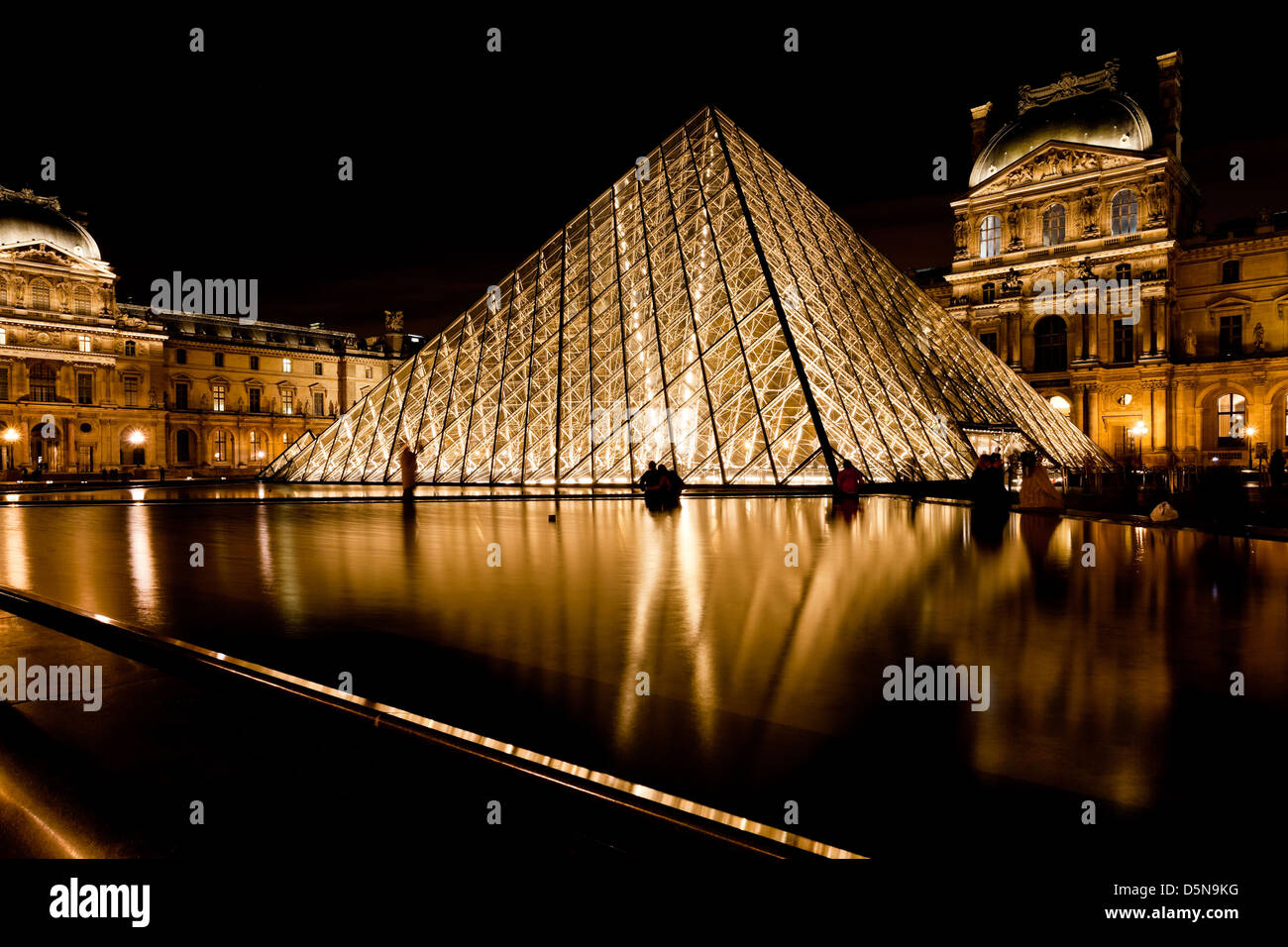 Pyramide de verre du Louvre, Paris la nuit Banque D'Images