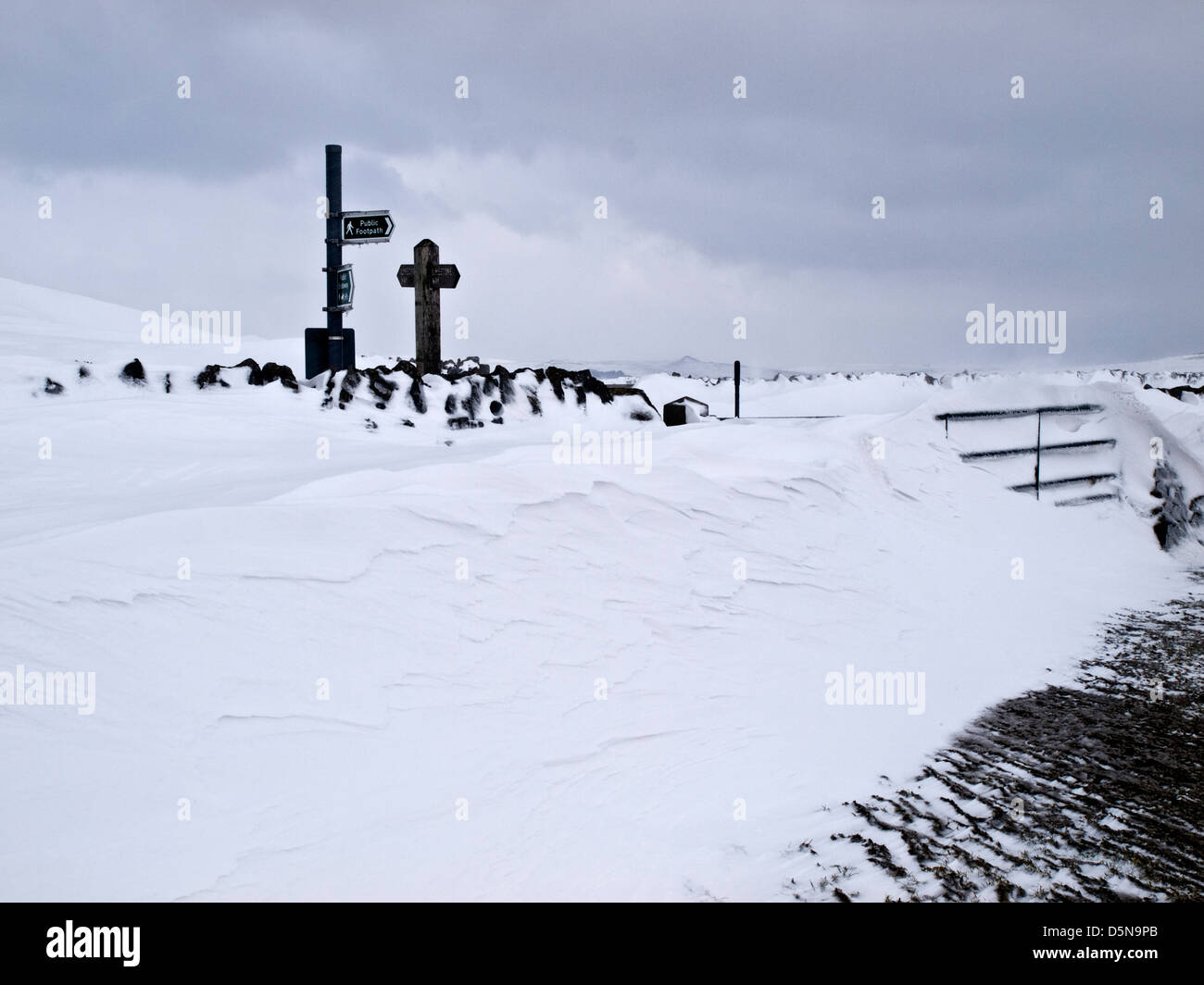 Les amoncellements de neige bloquer un Peak District lane Banque D'Images