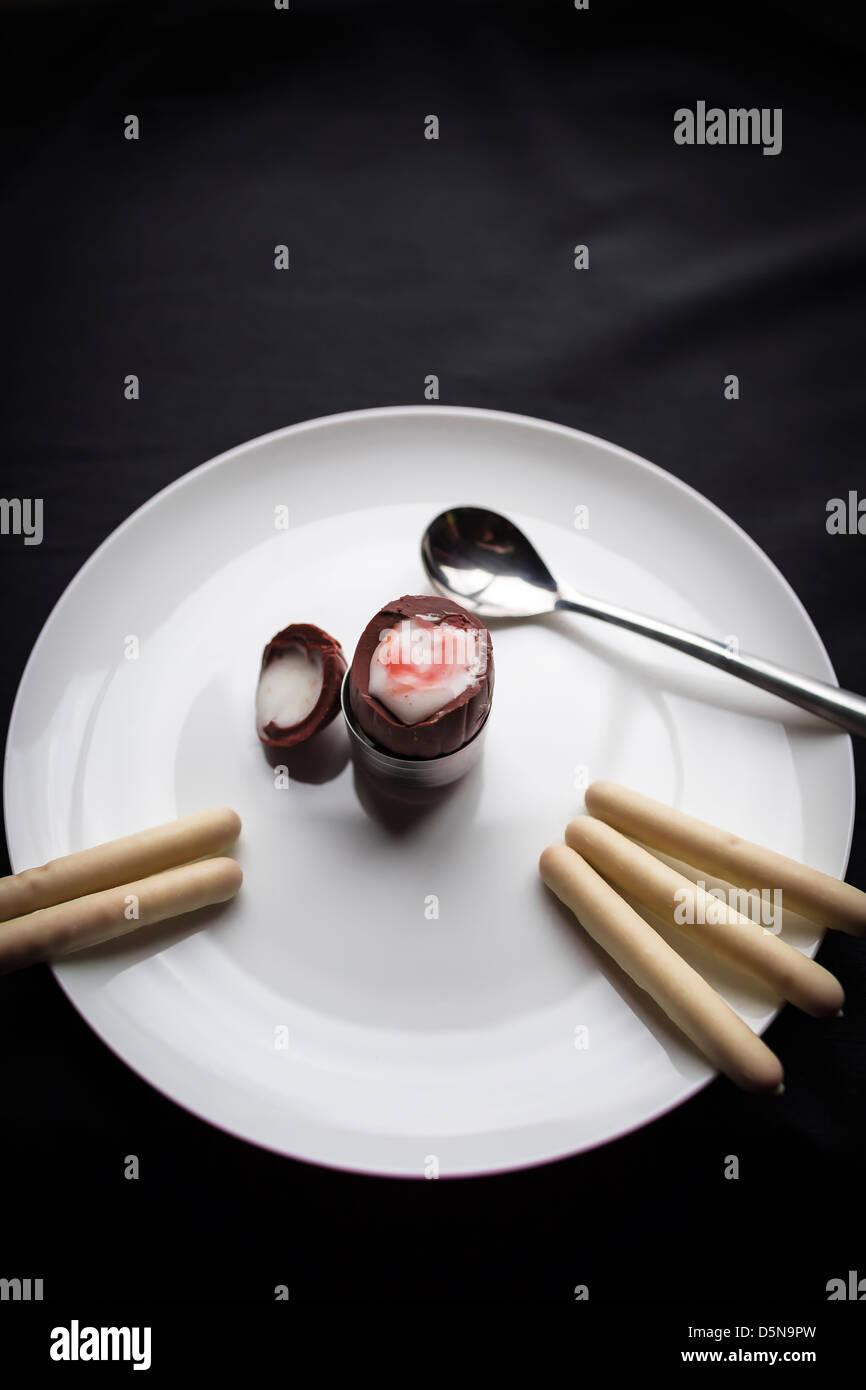 Oeuf en chocolat et des soldats au chocolat Banque D'Images