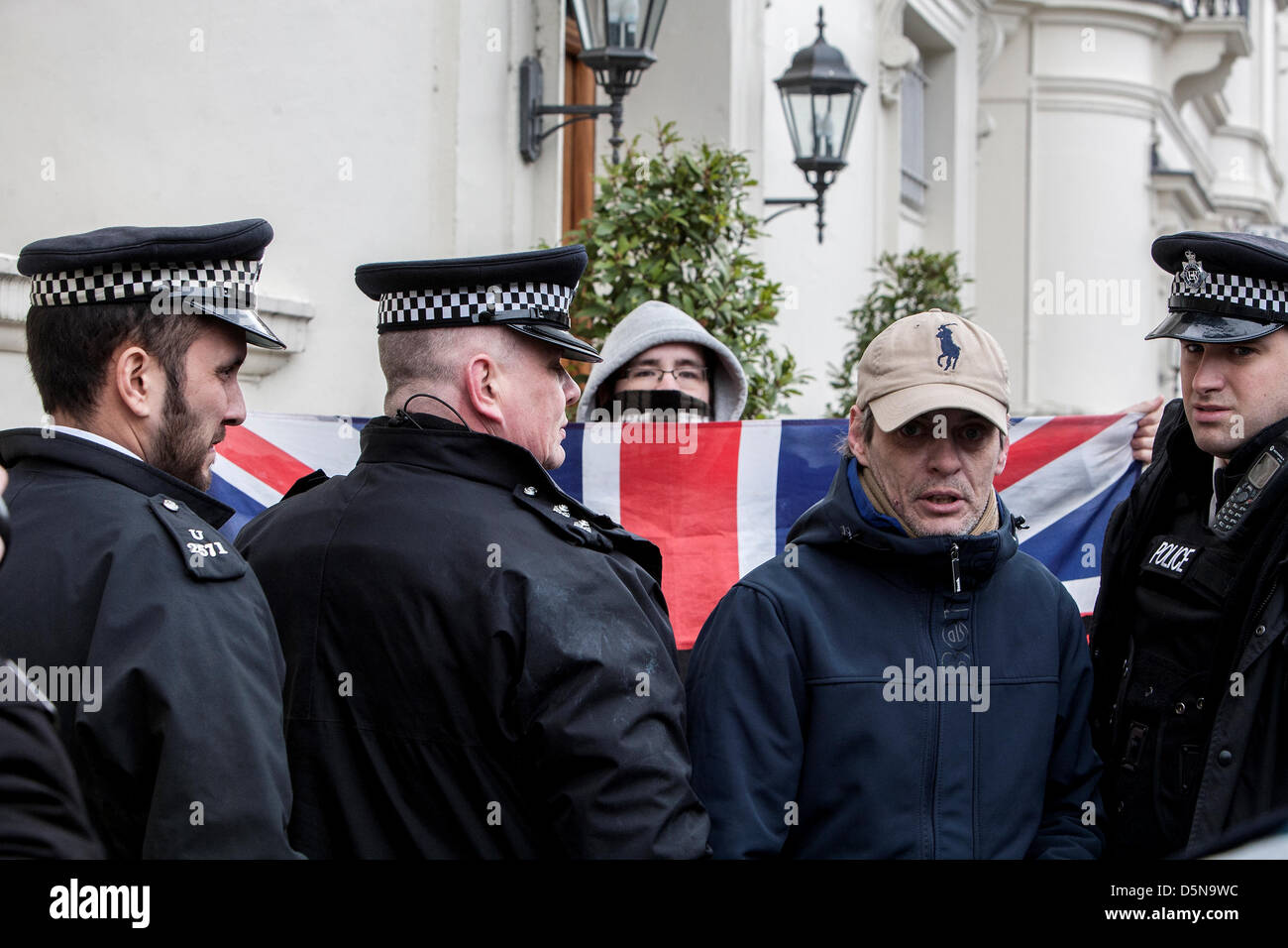 Londres, Royaume-Uni. 5 avril 2013. . Comptoir de l'aile droite protester contre les groupes de pression musulmans extrémistes de protestation devant l'ambassade du Sri Lanka. Crédit : Mario Mitsis / Alamy Live News Banque D'Images