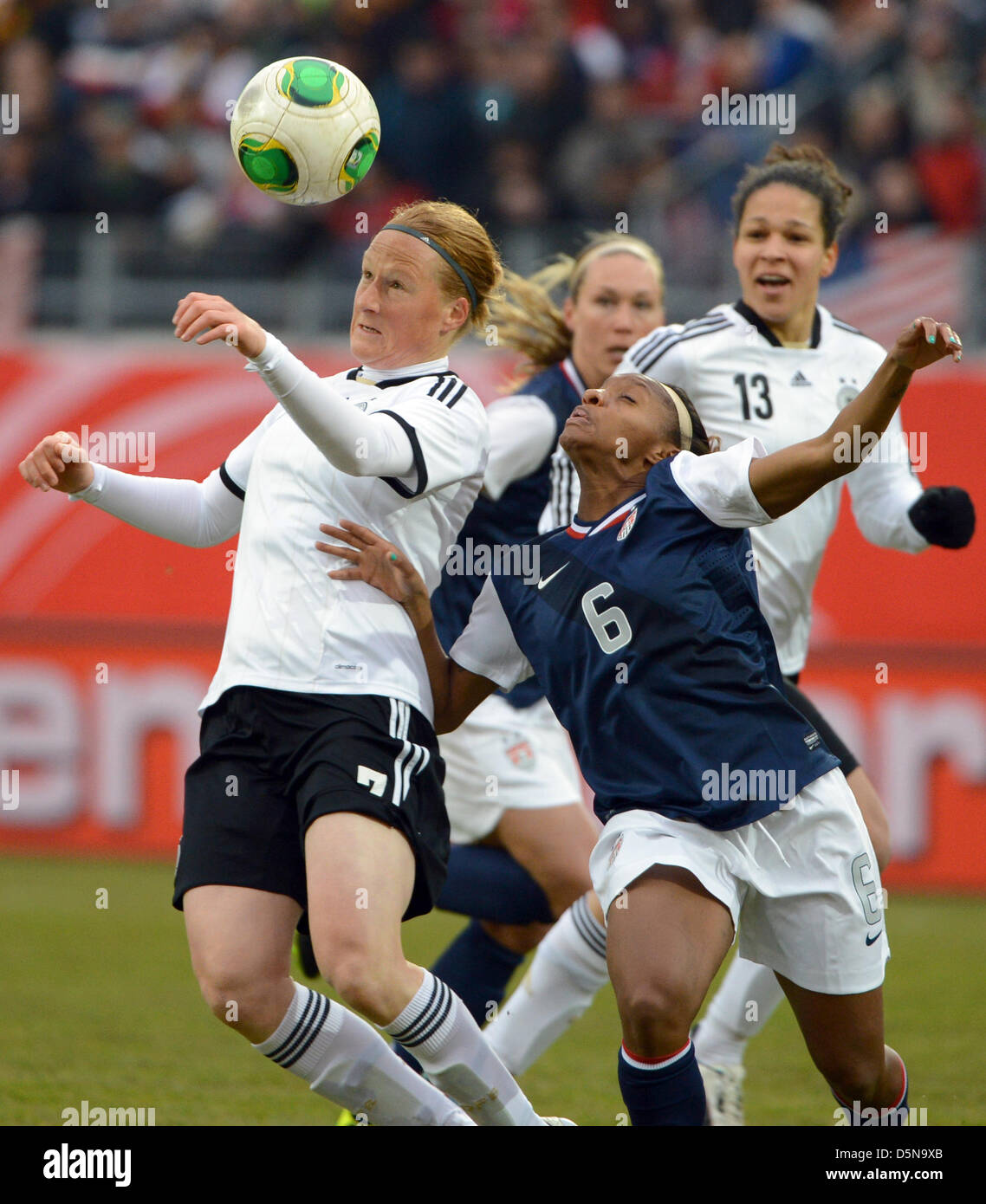 Offenbach, Allemagne. 5 avril 2013. L'Allemagne Melanie Behringer (L) rivalise pour le bal avec USA's Crystal Dunn au cours de la women's international match de football entre l'Allemagne et les USA au banque Sparda Hesse Stadium à Offenbach, Allemagne, 05 avril 2013. Photo : ARNE DEDERT/dpa/Alamy Live News Banque D'Images