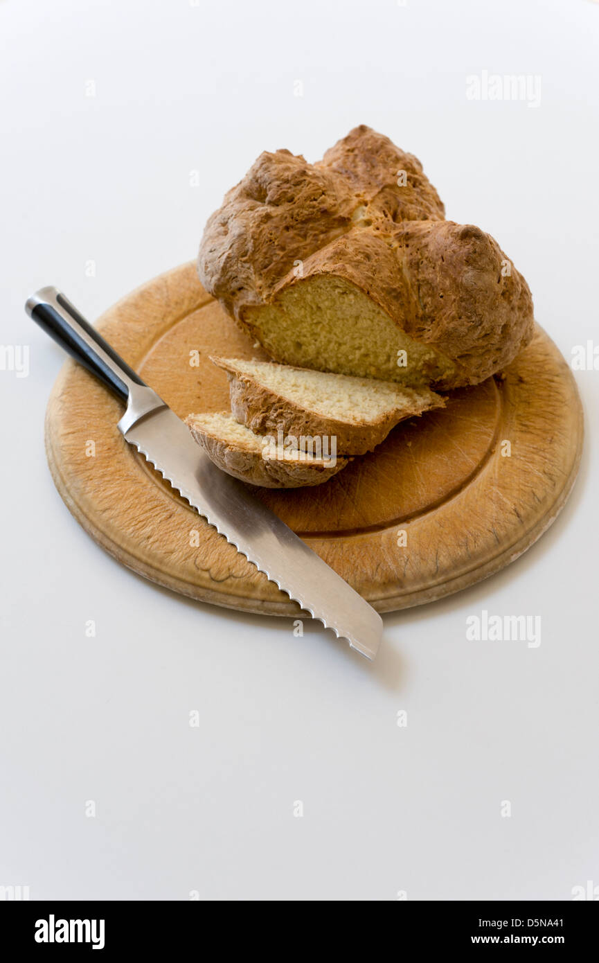 Une maison de pain fraîchement cuit au four à pain de soude sur une carte de pain avec couteau à pain avec des tranches coupées Banque D'Images