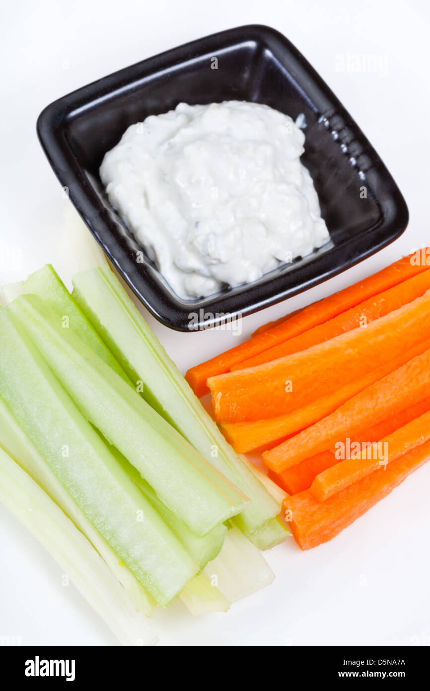 Les légumes avec vinaigrette au fromage bleu on white plate Banque D'Images