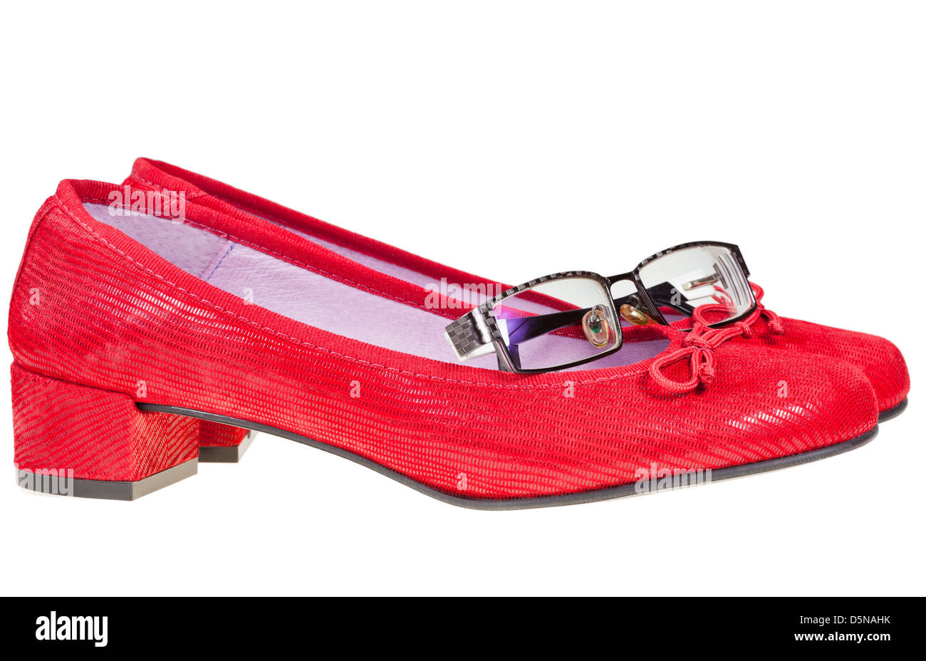 Chaussures femme talon bas rouge et les lunettes isolé sur fond blanc Photo  Stock - Alamy