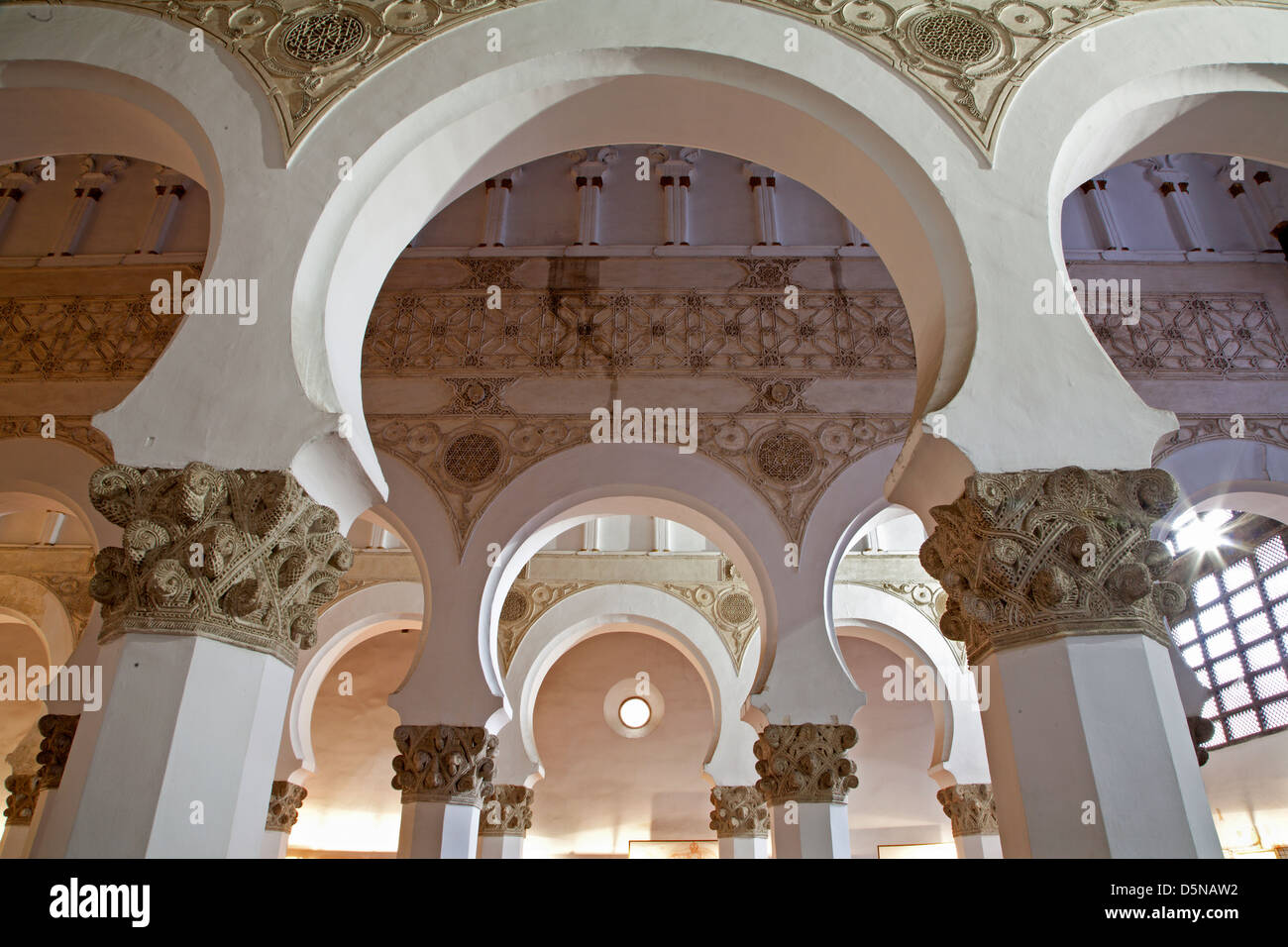 TOLEDO - 8 mars : archs mudéjar à partir de la Synagogue Santa Maria la Blanca. Banque D'Images