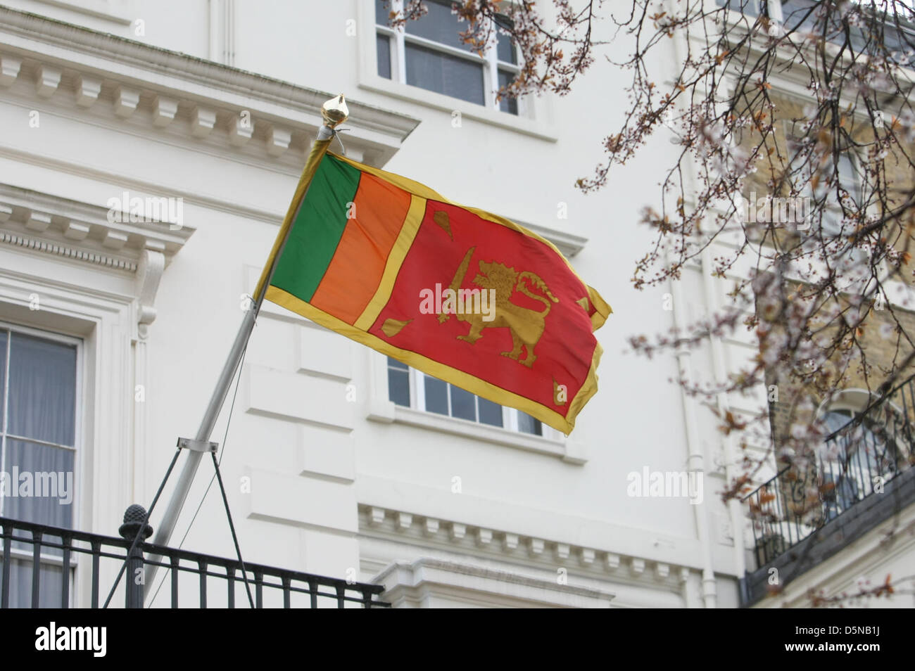 Londres, Royaume-Uni, 05 avril 2013 Sri Lanken drapeau en haut-commissariat sri Lanken où Anjem Choudary Muslim's groupe ait plus de démonstration de prétendues atrocités commises par les Bouddhistes contre les musulmans dans ce pays. Banque D'Images