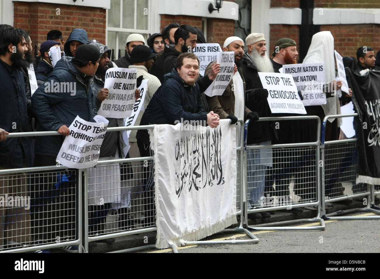 London, UK, 5 avril 2013 Anjem Choudary Muslim's groupe ait manifestation à l'extérieur de l'ambassade du Myanmar au cours de prétendues atrocités commises par les Bouddhistes contre les musulmans dans ce pays. Credit : martyn wheatley / Alamy Live News Banque D'Images