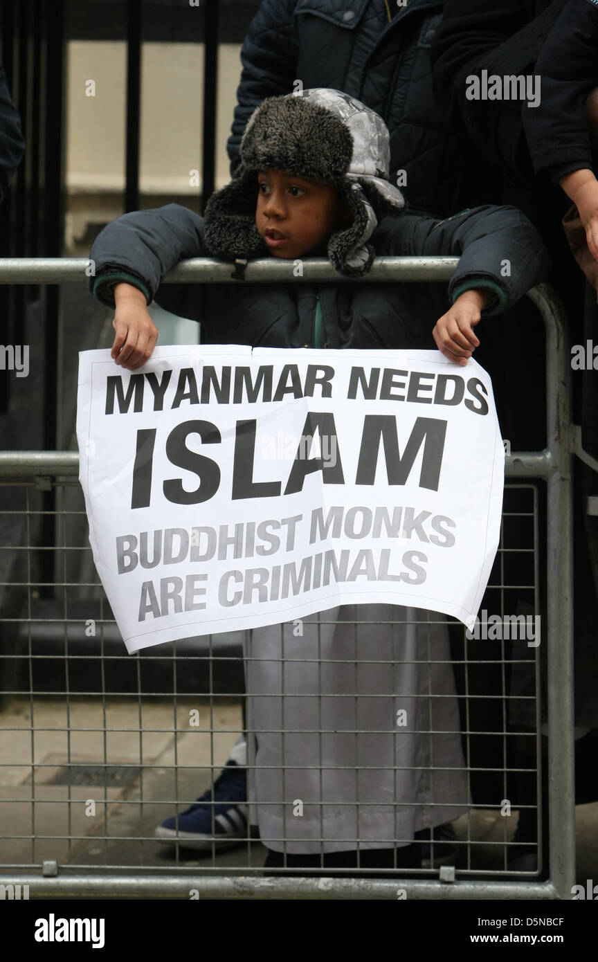 Londres, Royaume-Uni, 05 avril 2013 Enfant tient placard comme Anjem Choudary Muslim's groupe ait manifestation à l'extérieur de l'ambassade du Myanmar au cours de prétendues atrocités commises par les Bouddhistes contre les musulmans dans ce pays. Credit : martyn wheatley / Alamy Live News Banque D'Images