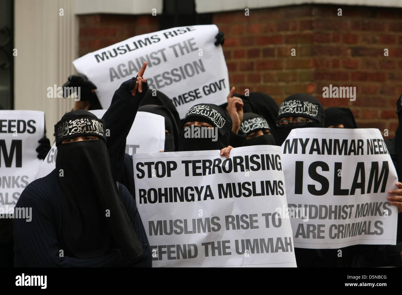 London, UK, 5 avril 2013 Les femmes musulmanes portant le niqab et tenant des pancartes comme Anjem Choudary Muslim's groupe ait manifestation à l'extérieur de l'ambassade du Myanmar au cours de prétendues atrocités commises par les Bouddhistes contre les musulmans dans ce pays. Credit : Martyn Wheatley / Alamy Live News Banque D'Images