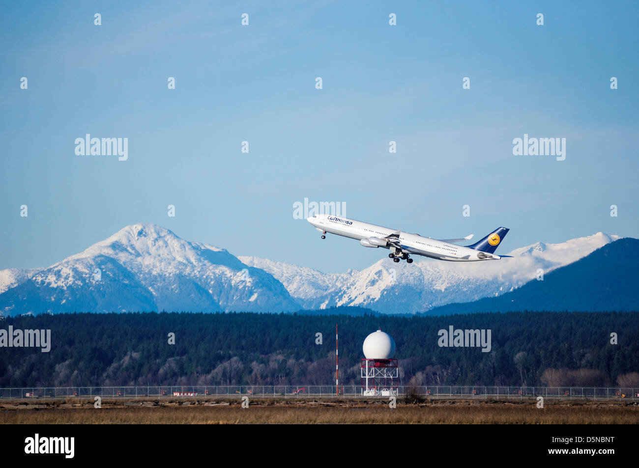 Lufthansa est l'avion décolle dans l'Aéroport International de Vancouver. Banque D'Images