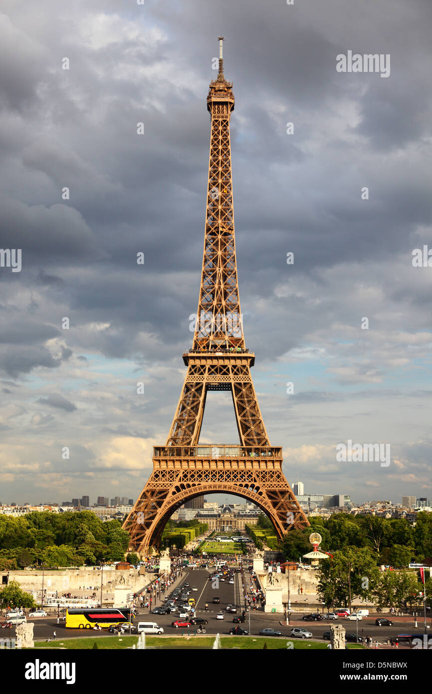 Vue sur la Tour Eiffel - Paris billet d'icône avec ciel dramatique Banque D'Images