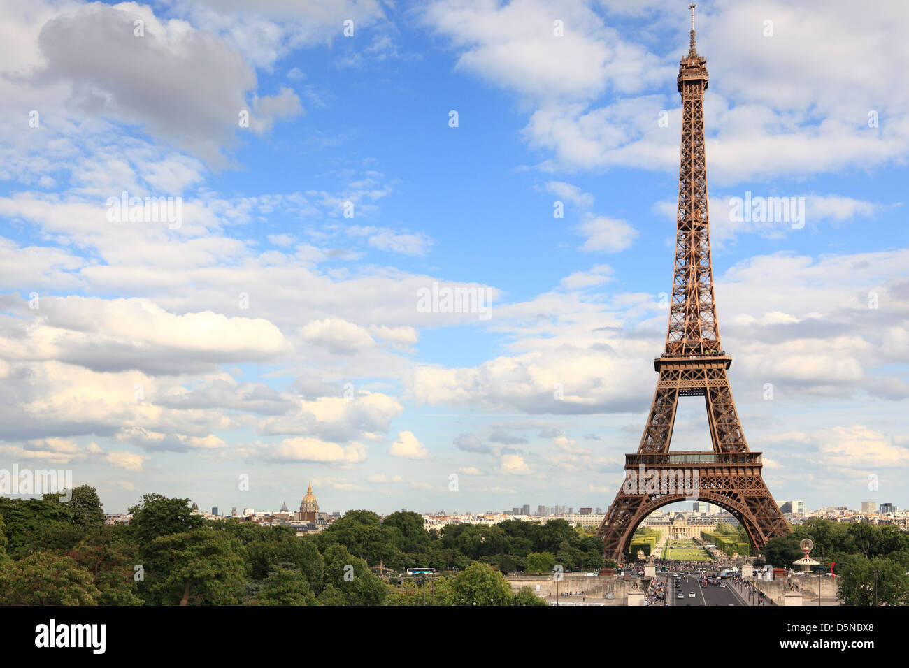 Vue sur la Tour Eiffel - Paris billet d'icône avec blue cloudy sky Banque D'Images