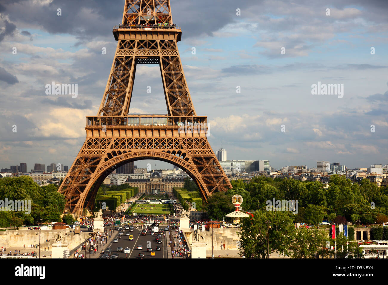 Vue sur la Tour Eiffel - Paris billet d'icône avec ciel dramatique Banque D'Images