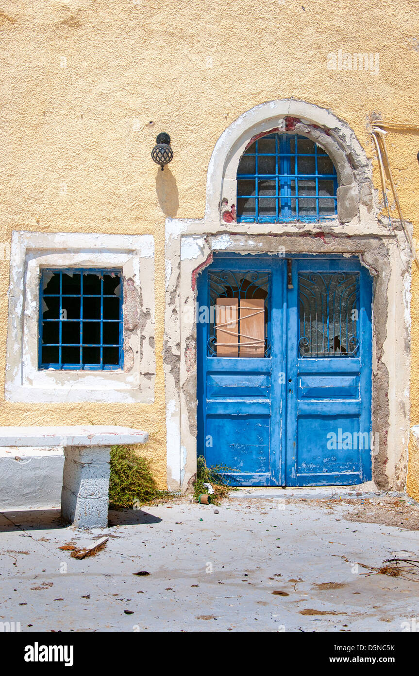 Un bâtiment abandonné se trouve abandonné dans la misère de la Grèce. Banque D'Images