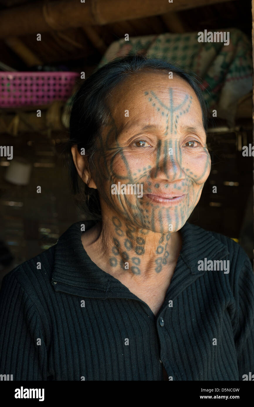 Femme avec des tatouages faciaux Chin Banque D'Images
