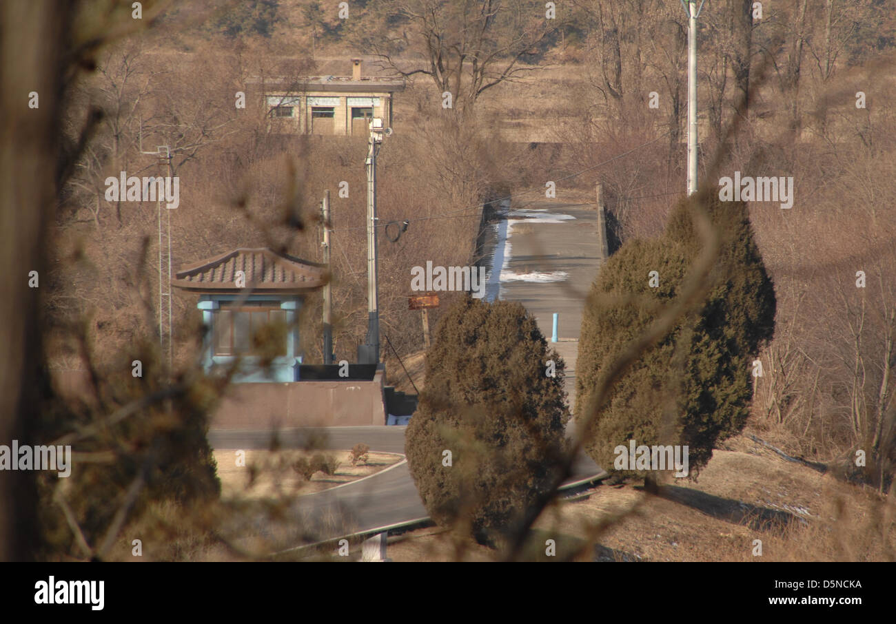 Une vue du pont de non-retour dans la zone démilitarisée coréenne (DMZ) en Corée du Sud. Ce pont marque un lieu important où les prisonniers de guerre ont été échangés pendant la guerre de Corée, symbolisant la division entre la Corée du Nord et la Corée du Sud. Banque D'Images