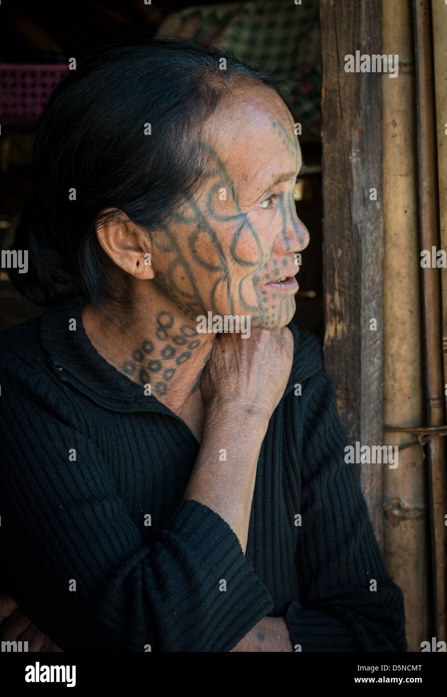 Menton Femme avec des tatouages faciaux d'une porte Banque D'Images