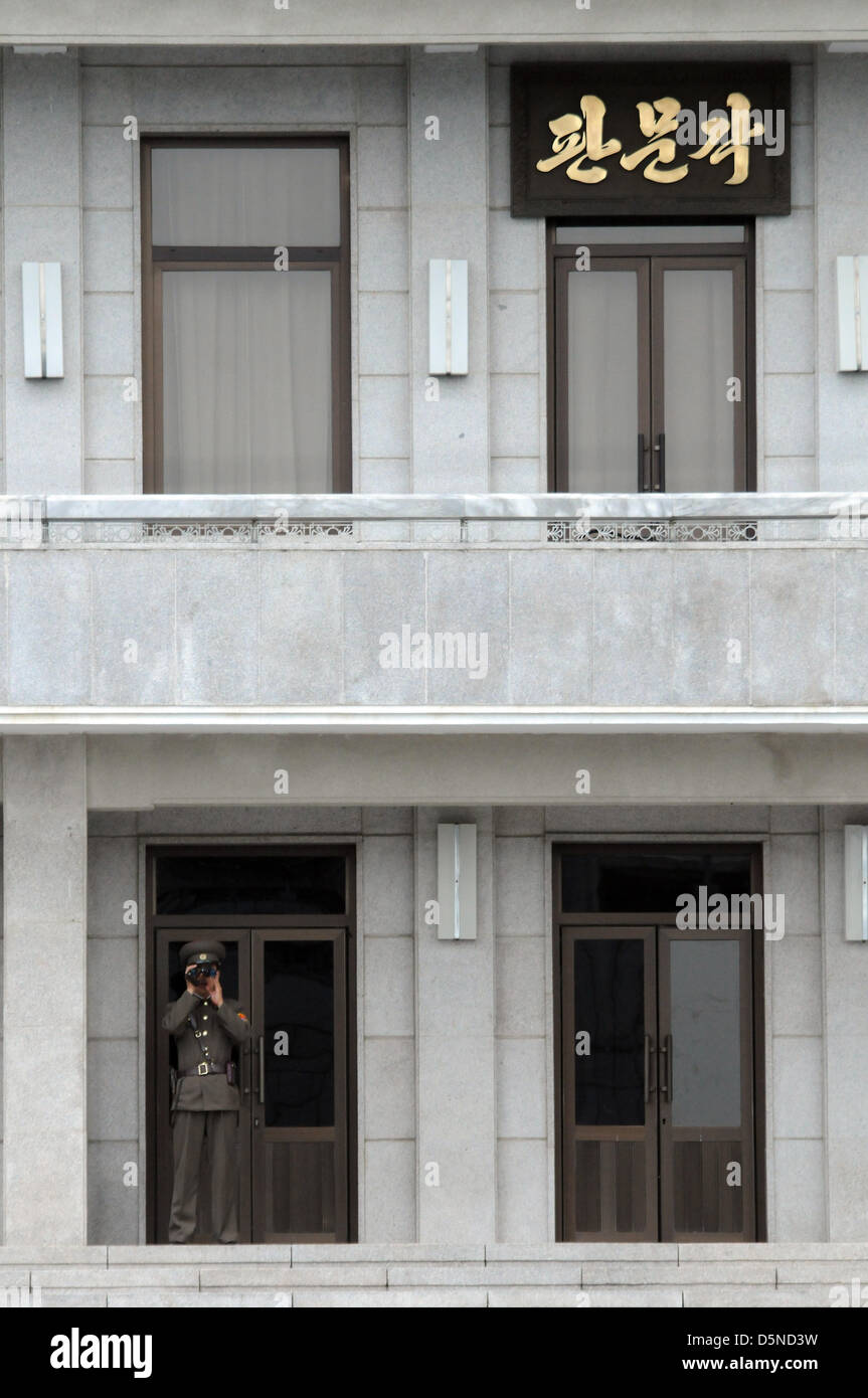 Une garde nord-coréenne se tient à l'affût, faisant face au sud le long de la zone démilitarisée coréenne (DMZ), une région fortement fortifiée et pleine de tensions divisant la Corée du Nord et la Corée du Sud, reflétant la vigilance militaire continue dans la région. Banque D'Images