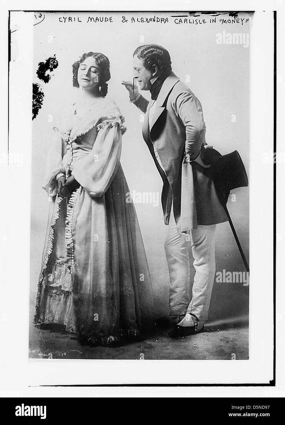Une photographie promotionnelle de Cyril Maude et Alexandra Carlisle dans la production des années 1910 de "Money", une pièce dans laquelle ils se produisaient sur scène en costumes d'époque. Banque D'Images