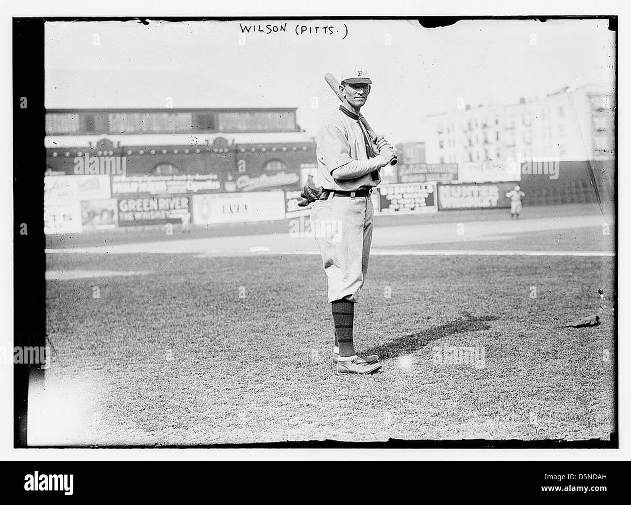 Une photographie d'Owen Wilson, joueur de baseball pour les Pirates de Pittsburgh dans les années 1910, capturée dans sa position de terrain droit. L'image vintage met en valeur la culture du baseball du début du XXe siècle. Banque D'Images