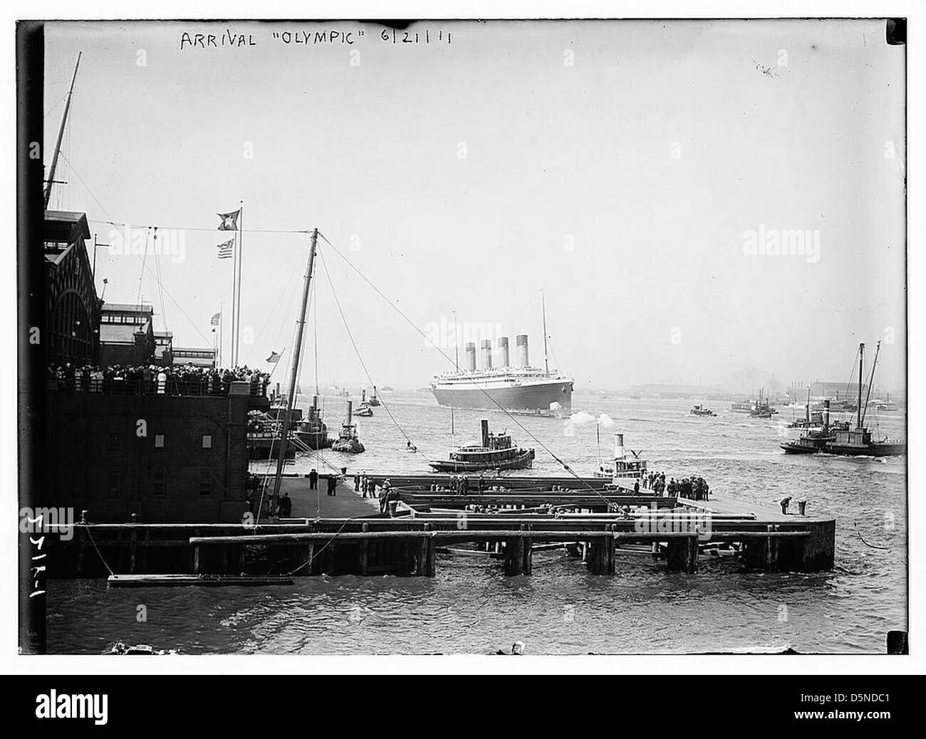 Le RMS Olympic, un paquebot construit par Harland & Wolff, arrive le 21 juin 1911. Cette photographie capture son voyage inaugural, mettant en valeur la taille et la grandeur du navire. Banque D'Images