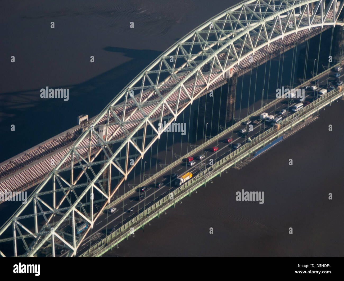 Warrington Bridge, ponts routiers et ferroviaires au cours de la Mersey Banque D'Images