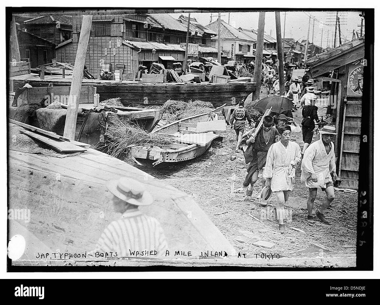 Anese[Jap] typhoon-bateaux lavés un mille à l'intérieur des terres à Tokyo (LOC) Banque D'Images