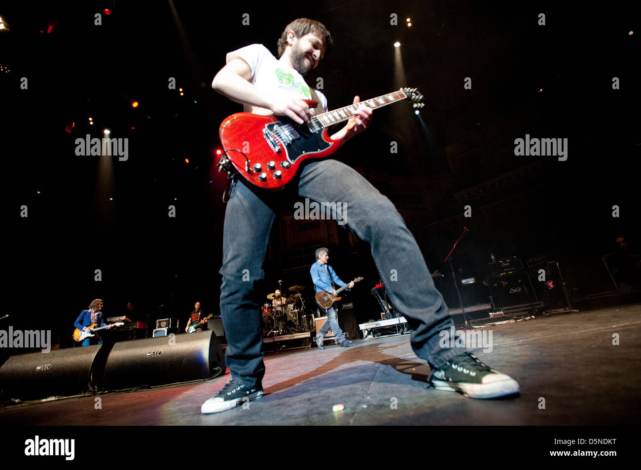 Londres, Royaume-Uni. 5 avril 2013. Le chanteur italien Ligabue effectue live au Royal Albert Hall de Londres. Credit : Piero Cruciatti / Alamy Live News Banque D'Images