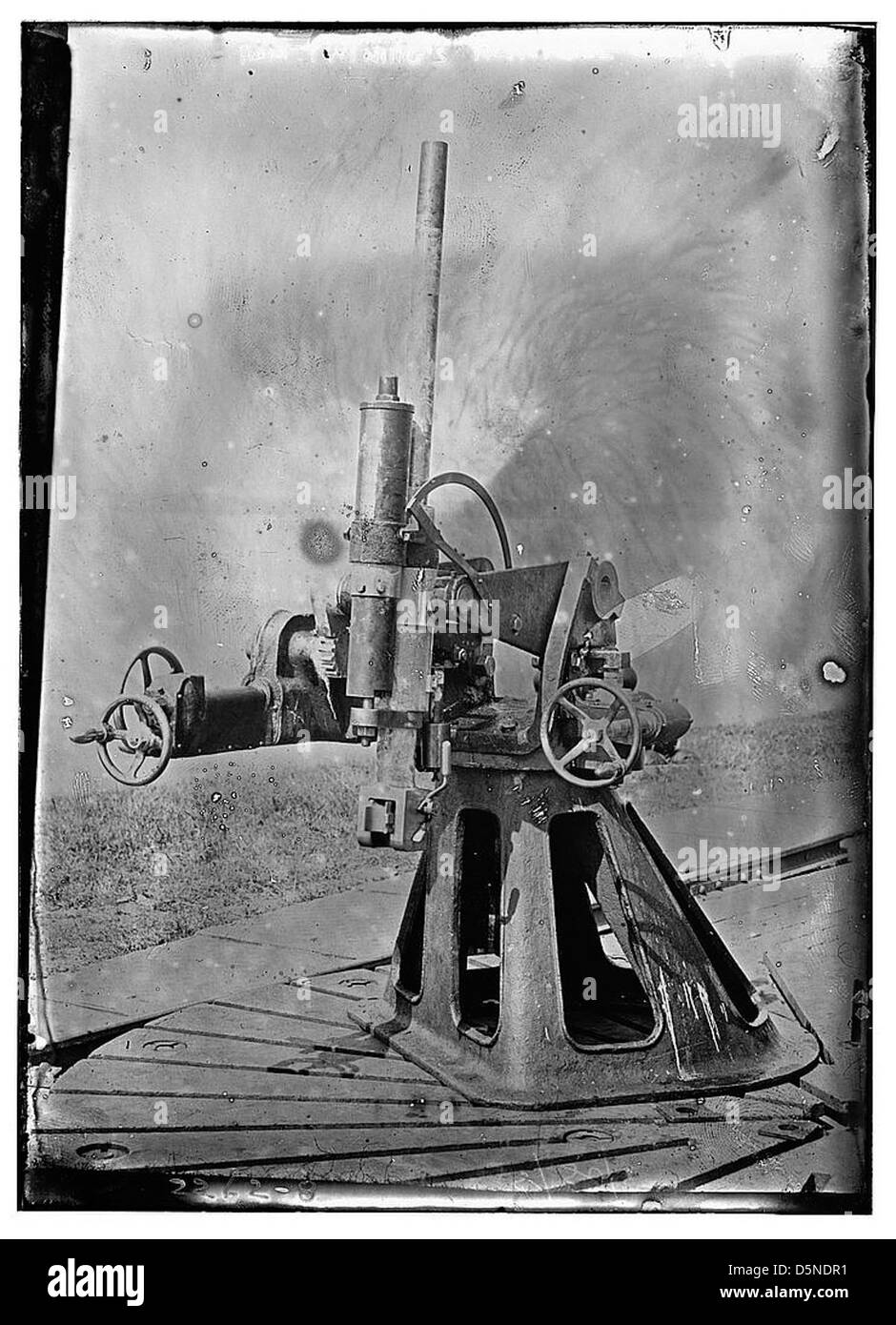 Cette image montre le canon antiaérien de l'amiral Nathan Twining monté sur un avion, mettant en valeur la technologie militaire dans les années 1910 Il met en lumière les progrès réalisés dans la défense aérienne au cours de cette période. Banque D'Images