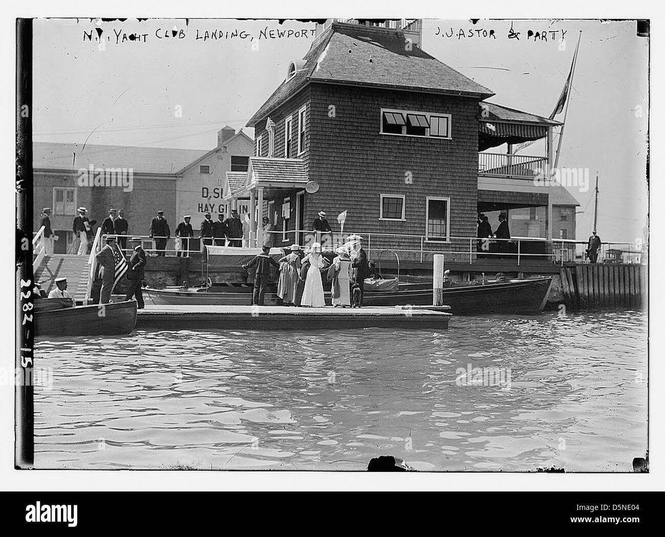 Une photographie de John Jacob Astor et son groupe au débarquement du New York Yacht Club à Newport, Rhode Island. L'image capture l'élite sociale arrivant par bateau. Banque D'Images