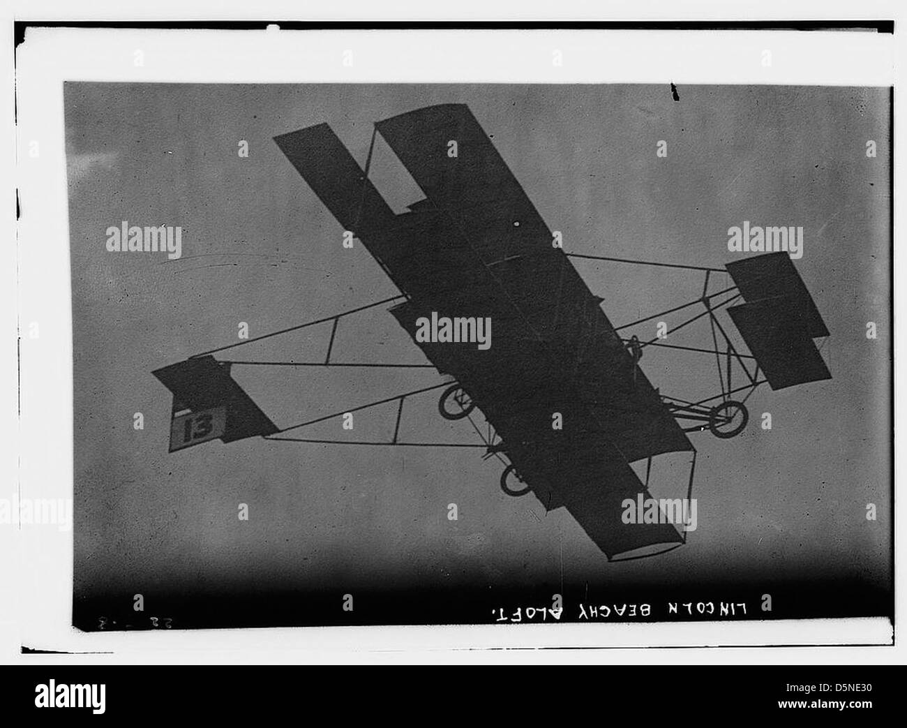 Cette image montre Lincoln Beachey, connu comme « le plus grand aviateur du monde », effectuant un vol à l'envers dans son biplan Curtiss Model d Pusher dans les années 1910, mettant en vedette les premières cascades de l'aviation. Banque D'Images