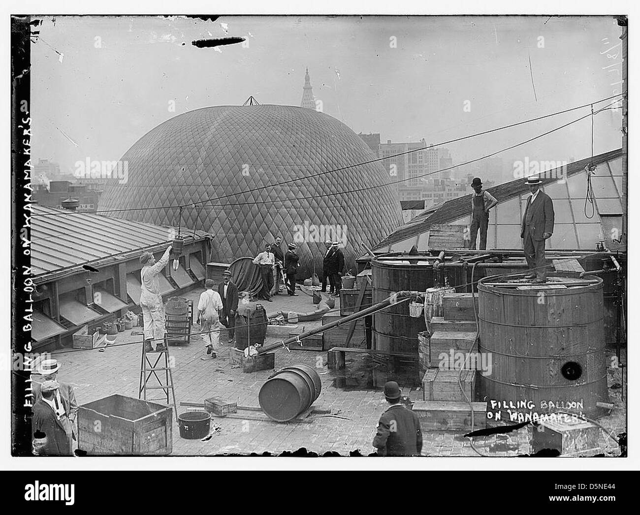 Albert Leo Stevens gonfle un ballon sur le toit du magasin Wanamaker à New York en 1911. Cette photo capture les premières activités de montgolfière et l'utilisation de ballons à gaz au début du XXe siècle. Banque D'Images