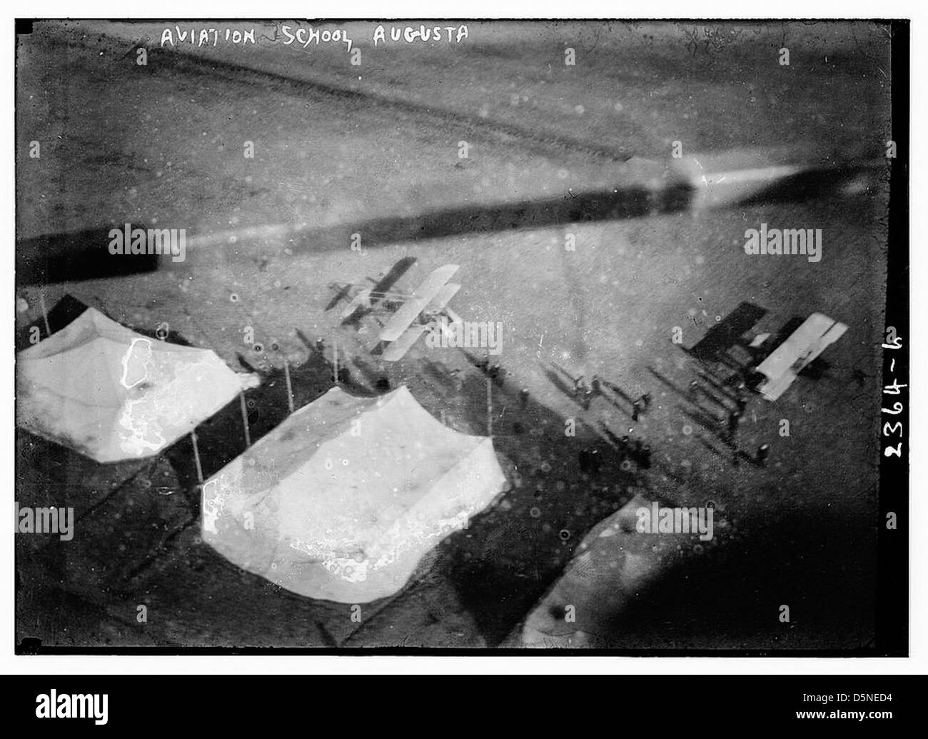 Photographie des années 1910 montrant une école d'aviation à Augusta. L'image capture les premières photographies aériennes, avec des avions et des tentes visibles au sol, marquant le début de l'entraînement au vol dans la région. Banque D'Images