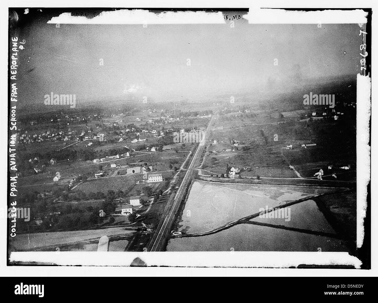 Une photographie aérienne de l'école d'aviation College Park dans les années 1910, montrant le paysage et les premières étapes de la formation en aviation. Cette image historique souligne l'importance de College Park comme l'une des plus anciennes écoles d'aviation des États-Unis. Banque D'Images