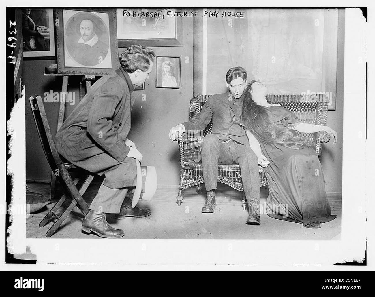 Photographie d'une répétition dans une maison de jeu futuriste dans les années 1910 L'image capture des acteurs en costume se préparant à une performance, mettant en évidence le théâtre d'avant-garde du début du XXe siècle. Banque D'Images