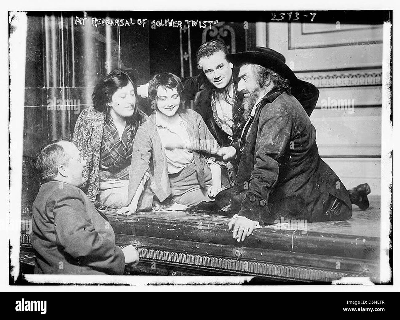 Une photo de répétition de la production des années 1910 de 'Oliver Twist' de Charles Dickens, mettant en vedette les acteurs Bill Sykes, Constance collier et George Grantham bain Collection. Banque D'Images