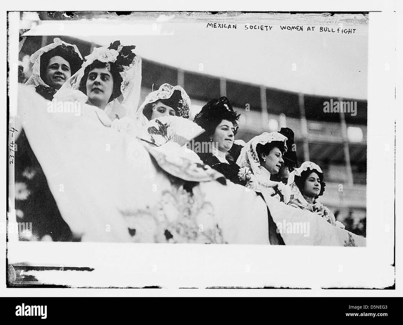 Cette photographie en noir et blanc montre des femmes de la société mexicaine lors d'une corrida dans les années 1910 Ils sont habillés en tenue traditionnelle, comme des mantillas, et observent l'événement dans une position privilégiée, reflétant leur statut sociétal. Banque D'Images