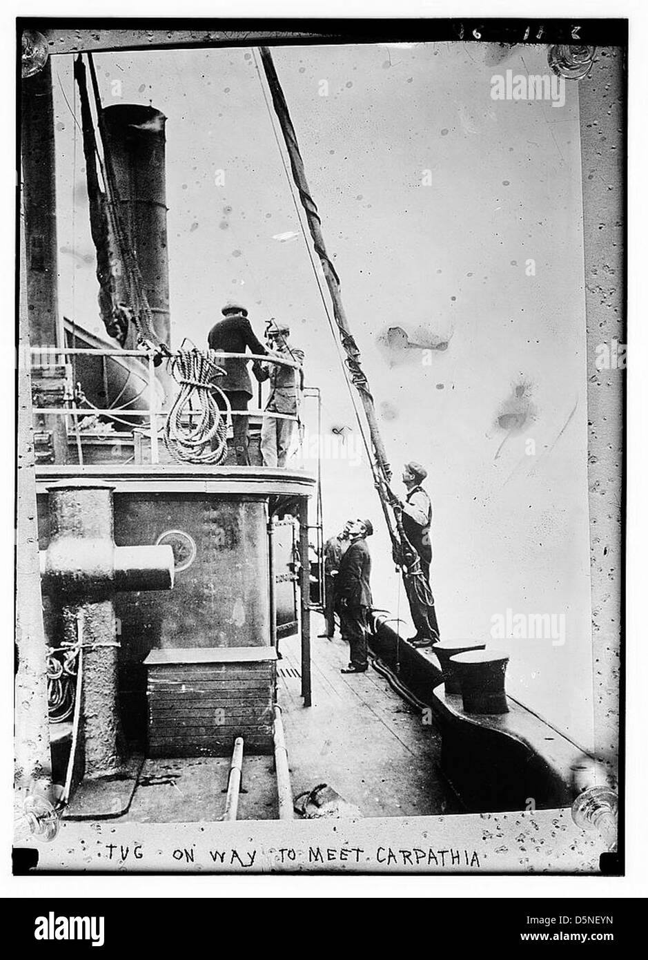 Une photographie montrant un remorqueur en route vers le RMS Carpathia, qui a sauvé les survivants du Titanic en 1912, mettant en évidence un moment d'opérations de sauvetage maritime. Banque D'Images