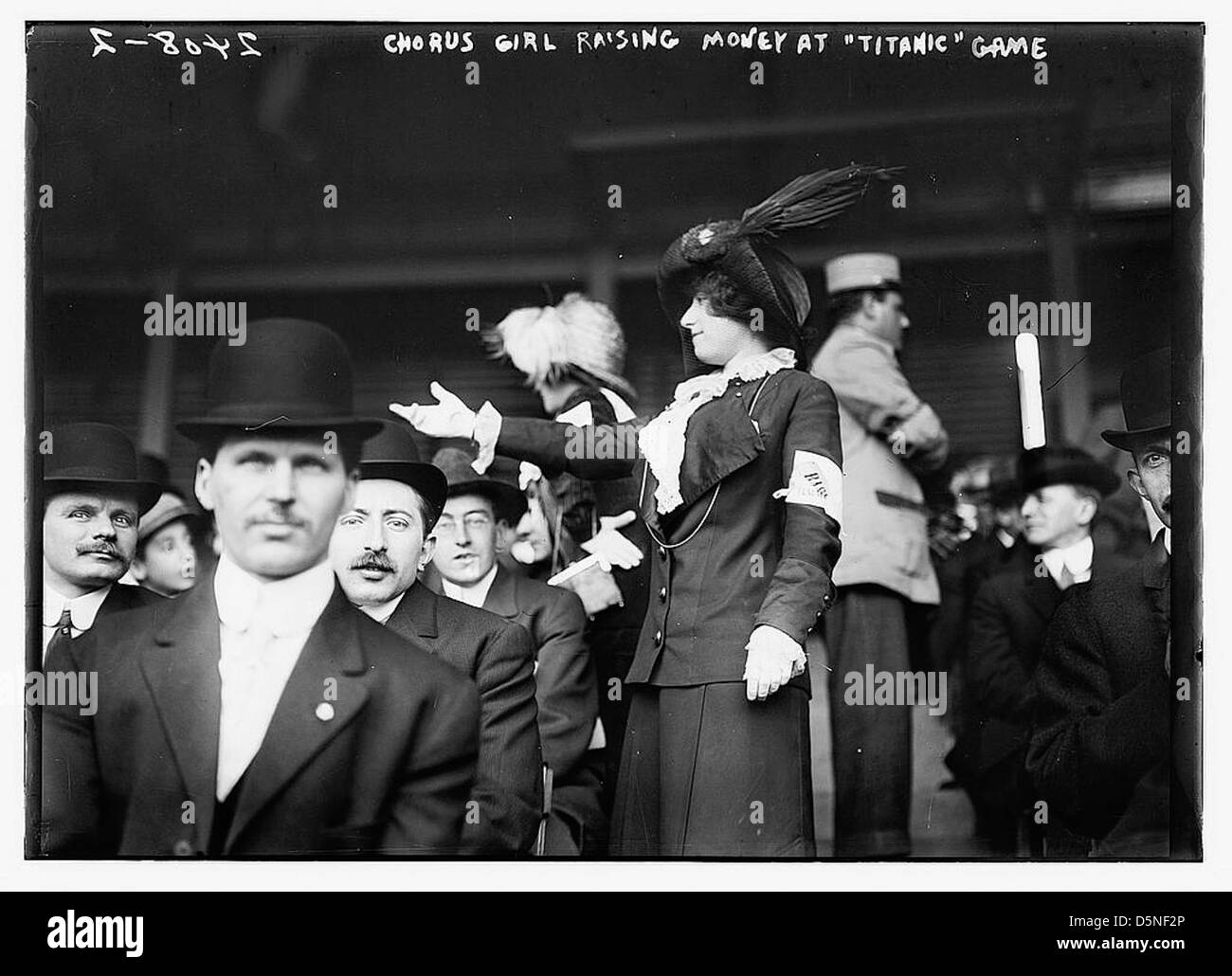 Cette photographie montre une chorale collectant des fonds pour une œuvre caritative liée au Titanic lors d'un match organisé au Polo Grounds. L'image capture l'événement caritatif de l'époque édouardienne, avec des personnes rassemblées pour soutenir les efforts de secours en cas de catastrophe du Titanic. Banque D'Images