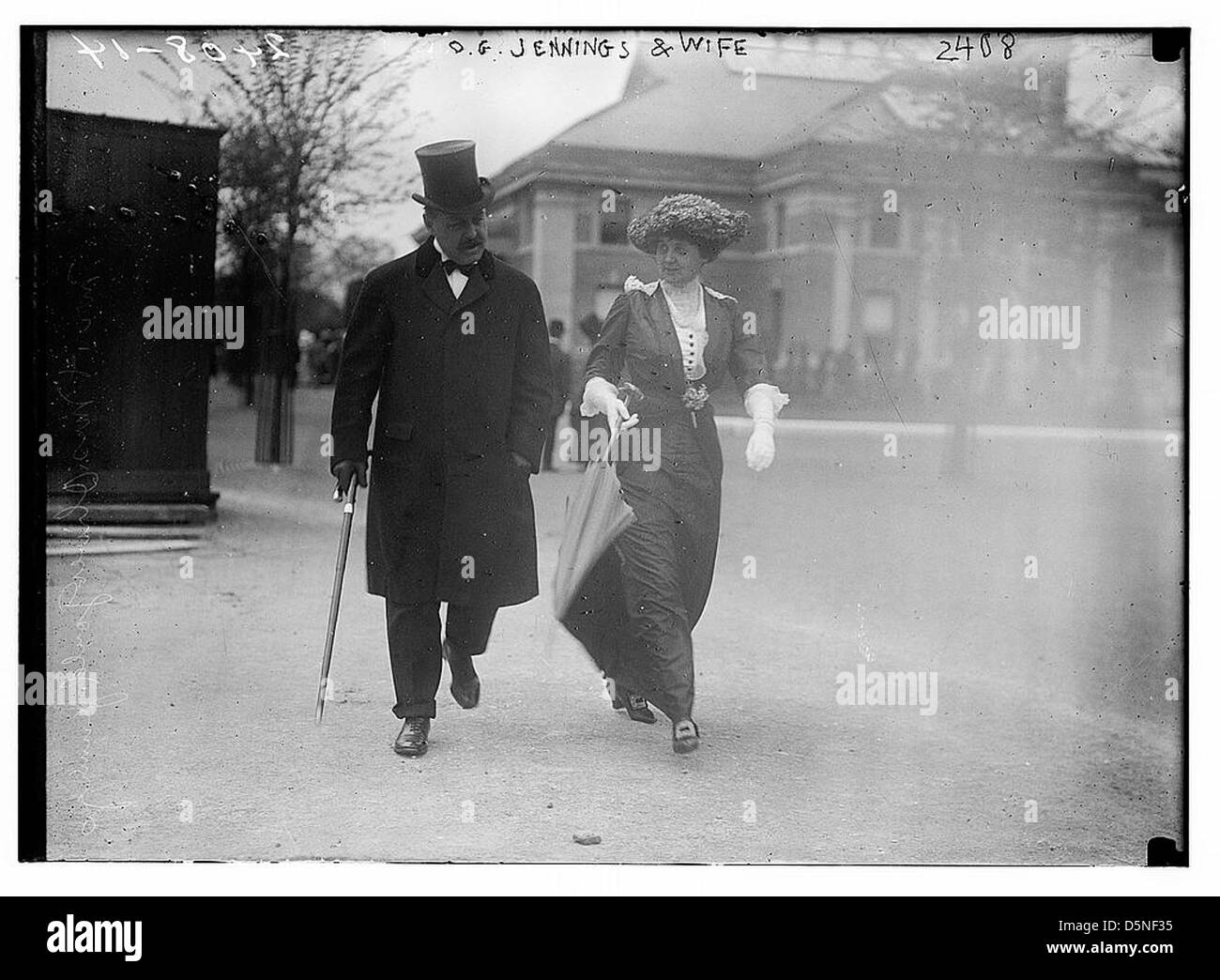 Cette photographie en noir et blanc montre Oliver G. Jennings, un capitaliste immobilier basé à New York, avec sa femme. L'image capture le couple dans un portrait formel, reflétant la richesse et le style de vie américains du début du XXe siècle. Banque D'Images