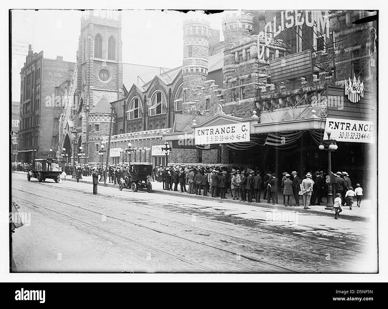 Cette image montre le Coliseum de Chicago, un lieu historique qui a accueilli divers événements, notamment la Convention nationale républicaine de 1912 et les manifestations de la Convention démocratique de 1968. Le bâtiment a également été utilisé par des équipes sportives comme les Chicago Blackhawks et les Chicago Packers. Banque D'Images Cette image montre le Coliseum de Chicago, un lieu historique qui a accueilli divers événements, notamment la Convention nationale républicaine de 1912 et les manifestations de la Convention démocratique de 1968. Le bâtiment a également été utilisé par des équipes sportives comme les Chicago Blackhawks et les Chicago Packers. Banque D'Images