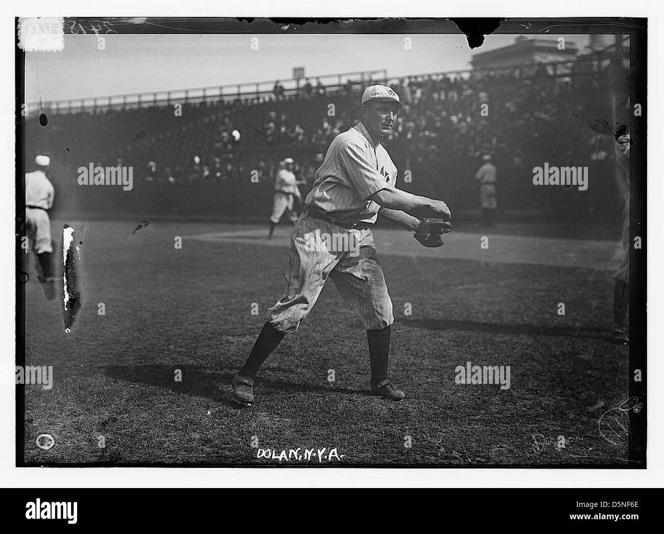 Cette photographie montre Albert 'Cozy' Dolan des New York Yankees à Hilltop Park, New York, lors d'un match de baseball de la Ligue américaine en 1912. Dolan est en action sur le terrain. Banque D'Images