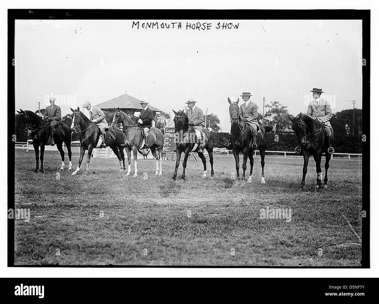 Cette photographie montre le Monmouth Horse Show dans le New Jersey, avec des chevaux et des cavaliers participant à l'événement. L'image capture un moment pendant la compétition, mettant en valeur le sport équestre. Banque D'Images