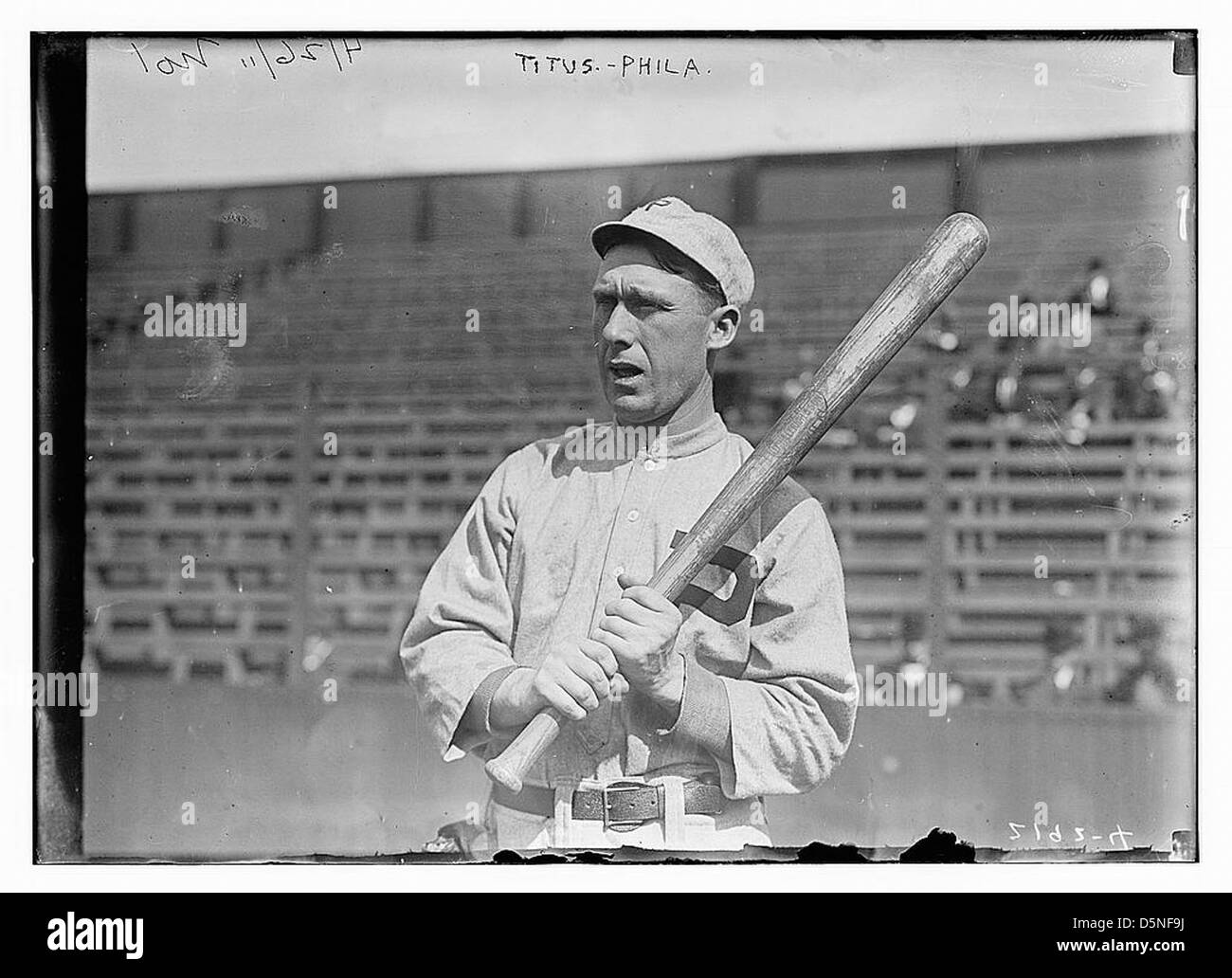 Une photographie vintage du joueur de baseball John Titus des Phillies de Philadelphie, prise en 1911. L'image capture Titus dans son uniforme de baseball pendant un match, mettant en vedette le baseball américain du début du XXe siècle. Banque D'Images