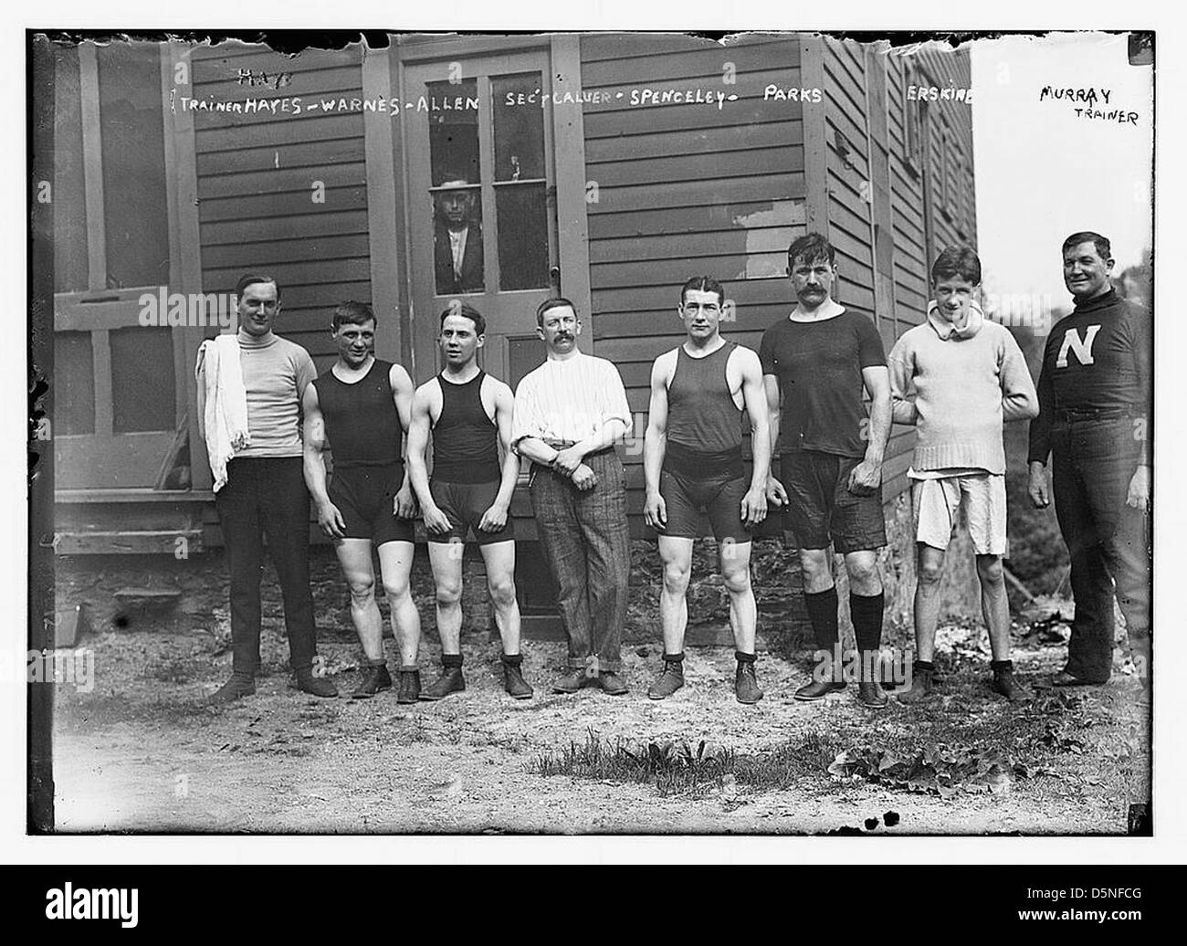 Une photographie des années 1910 montrant divers entraîneurs et athlètes de boxe, y compris Rube Warnes et d'autres, lors d'une séance d'entraînement aux États-Unis. Banque D'Images