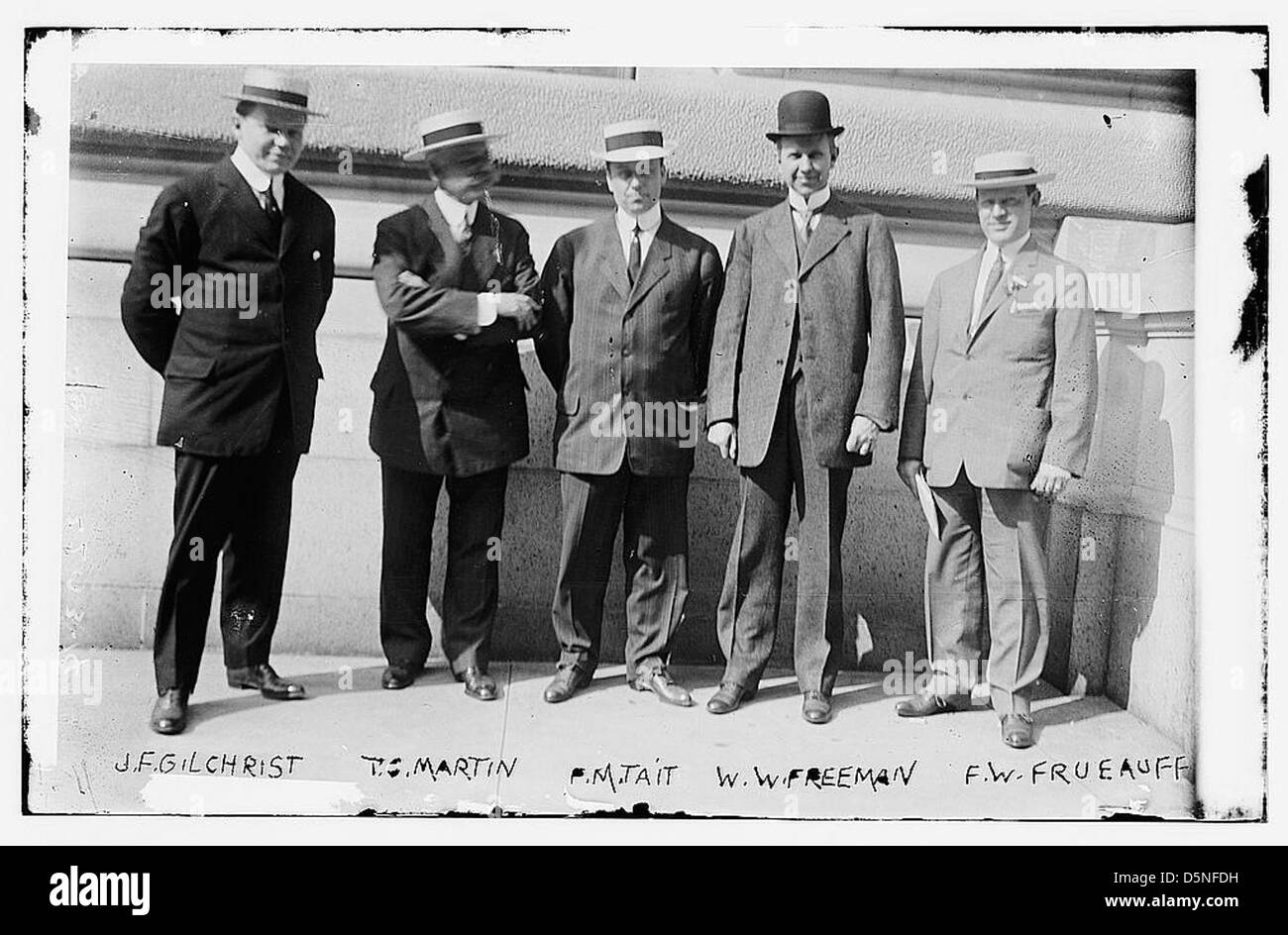 Cette photographie montre cinq hommes de la National Electric Light Association dans les années 1910 Il comprend Frank M. Tait, Frank W. Frueauff, John F. Gilchrist, T. Commerford Martin, et W.W. Freeman, capturé dans une tenue vintage. Banque D'Images
