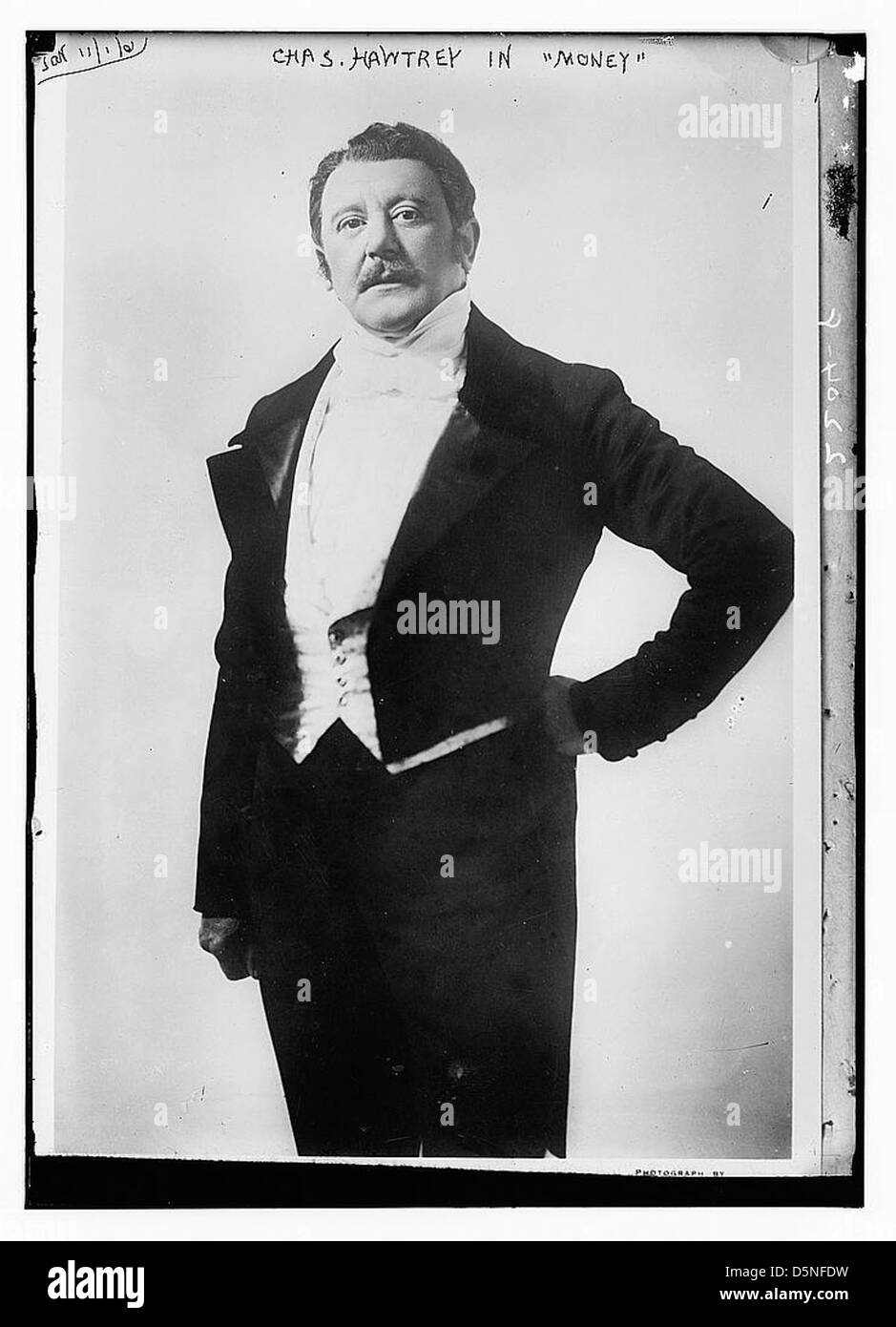 Cette image en noir et blanc présente Chas. Hawtrey jouant dans les années 1910, la pièce "Money", soulignant son rôle d'acteur dans le théâtre britannique au début du XXe siècle. Banque D'Images