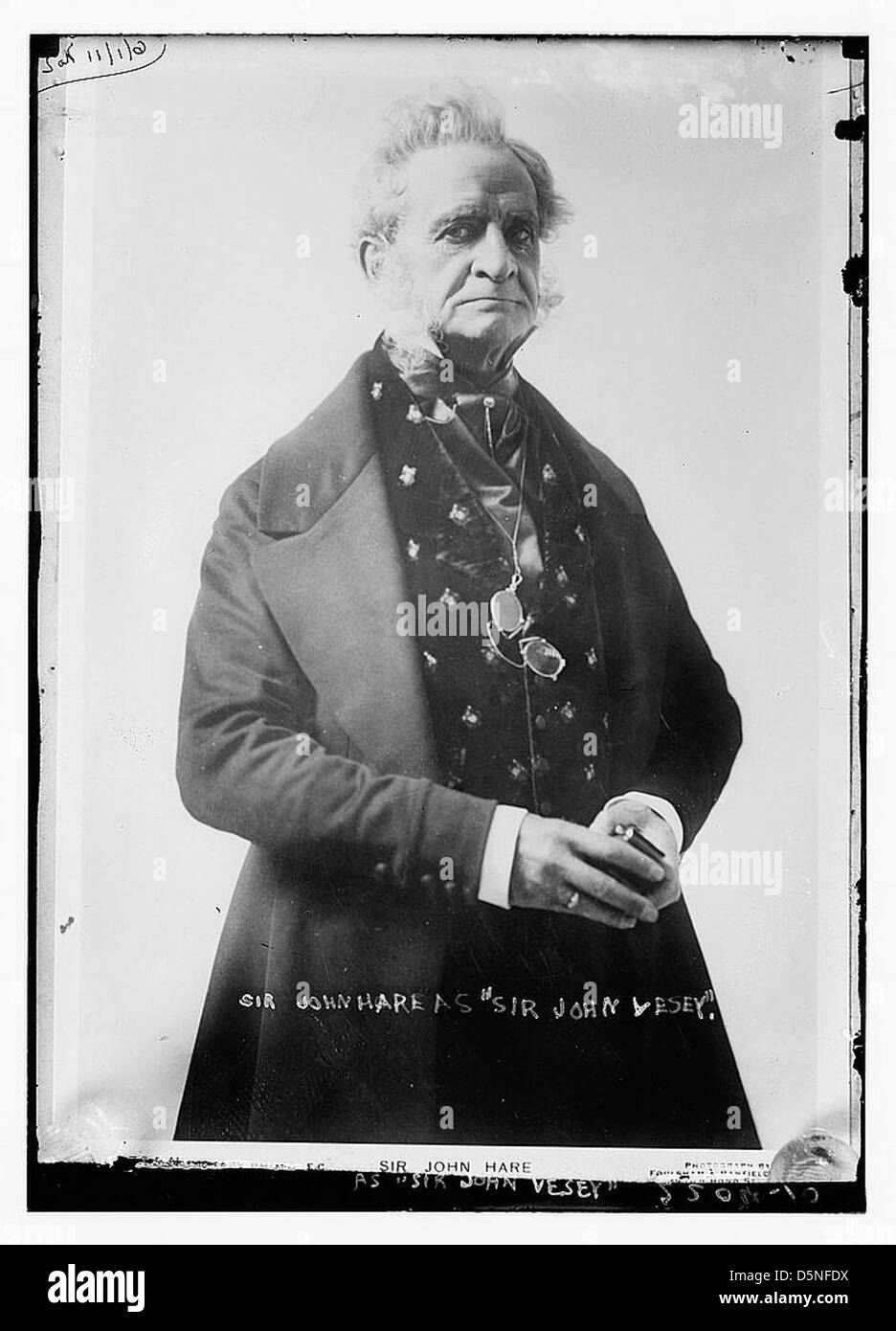 Un portrait de Sir John Hare, un acteur anglais, jouant le rôle de Sir John Vesey dans une performance de commandement. La photo capture son costume et sa présence théâtrale. Banque D'Images